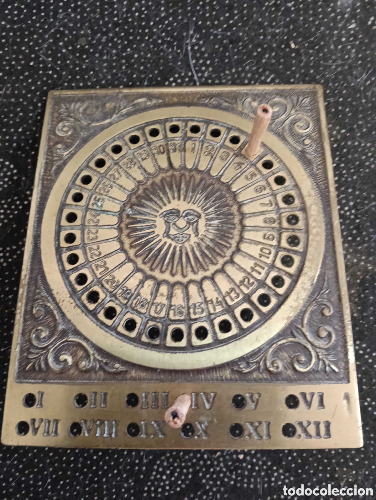 Vintage: Calendario Perpetuo de Bronce, mide 14 x 12 cm. Aprox.