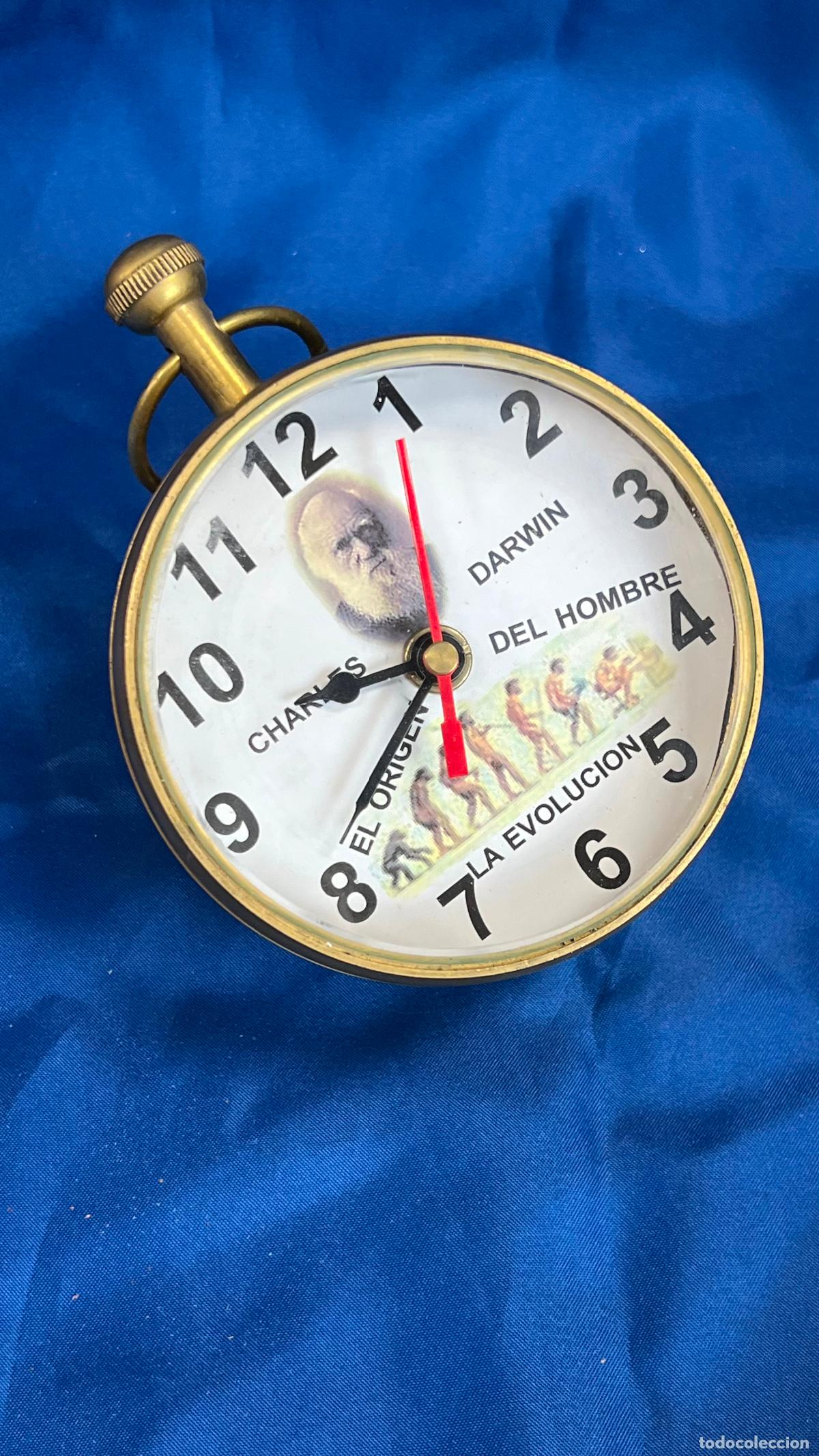 Vintage: CURIOSO RELOJ DE SOBREMESA CON DOBLE FUNCI&Oacute;N: ESFERA DE CHARLES DARWIN Y LUPA