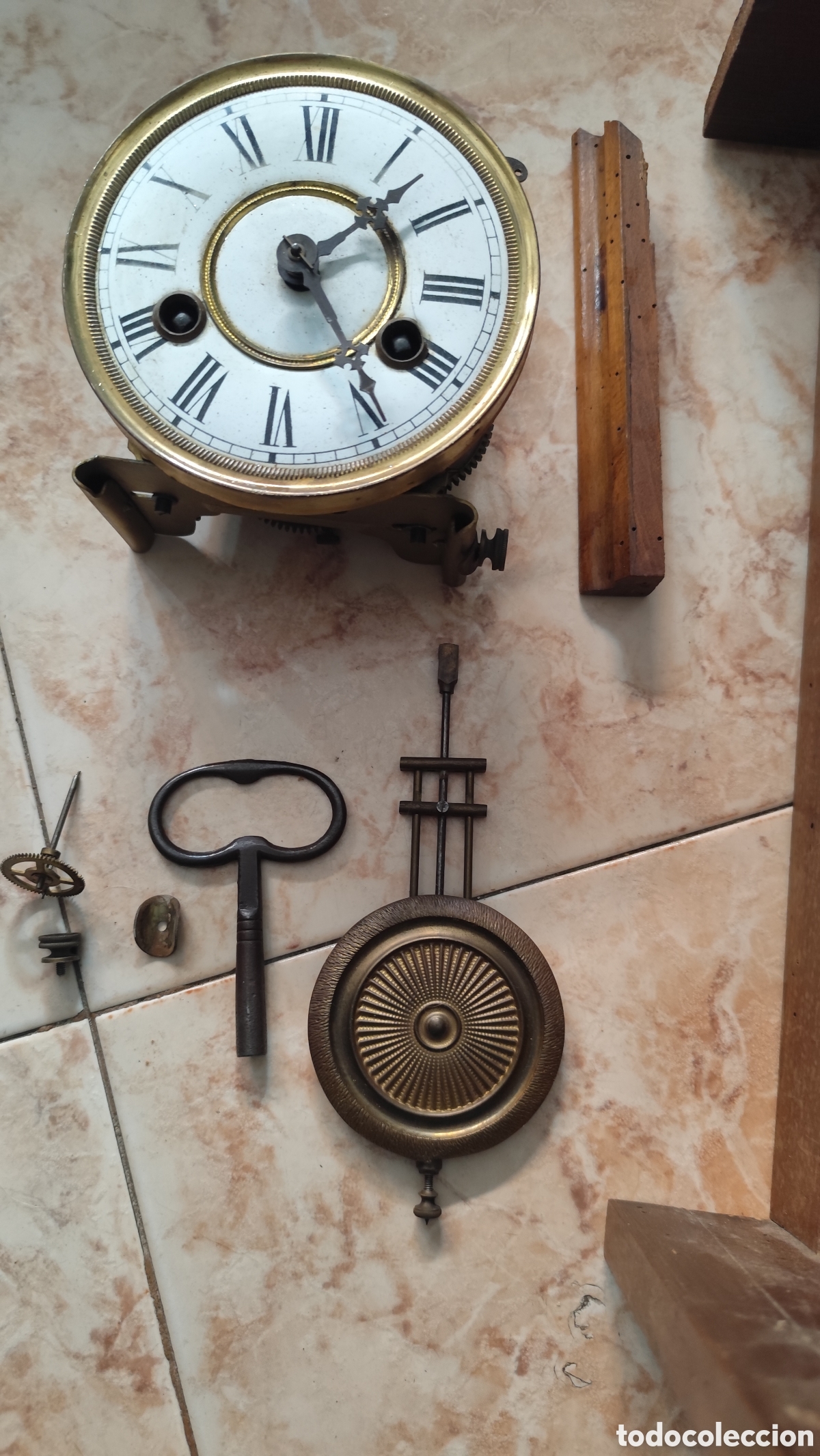 Vintage: Reloj de pared Kienzle antiguo.