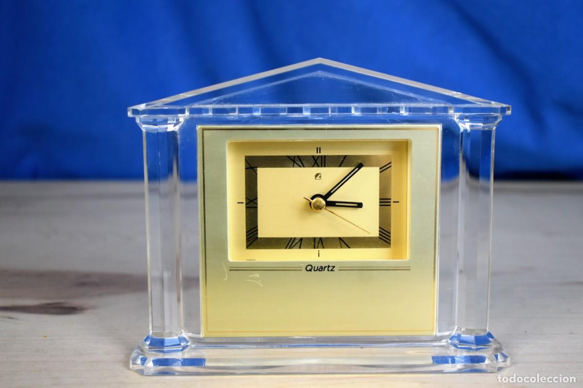Vintage: Reloj de sobremesa vintage estilo templo en metacrilato
