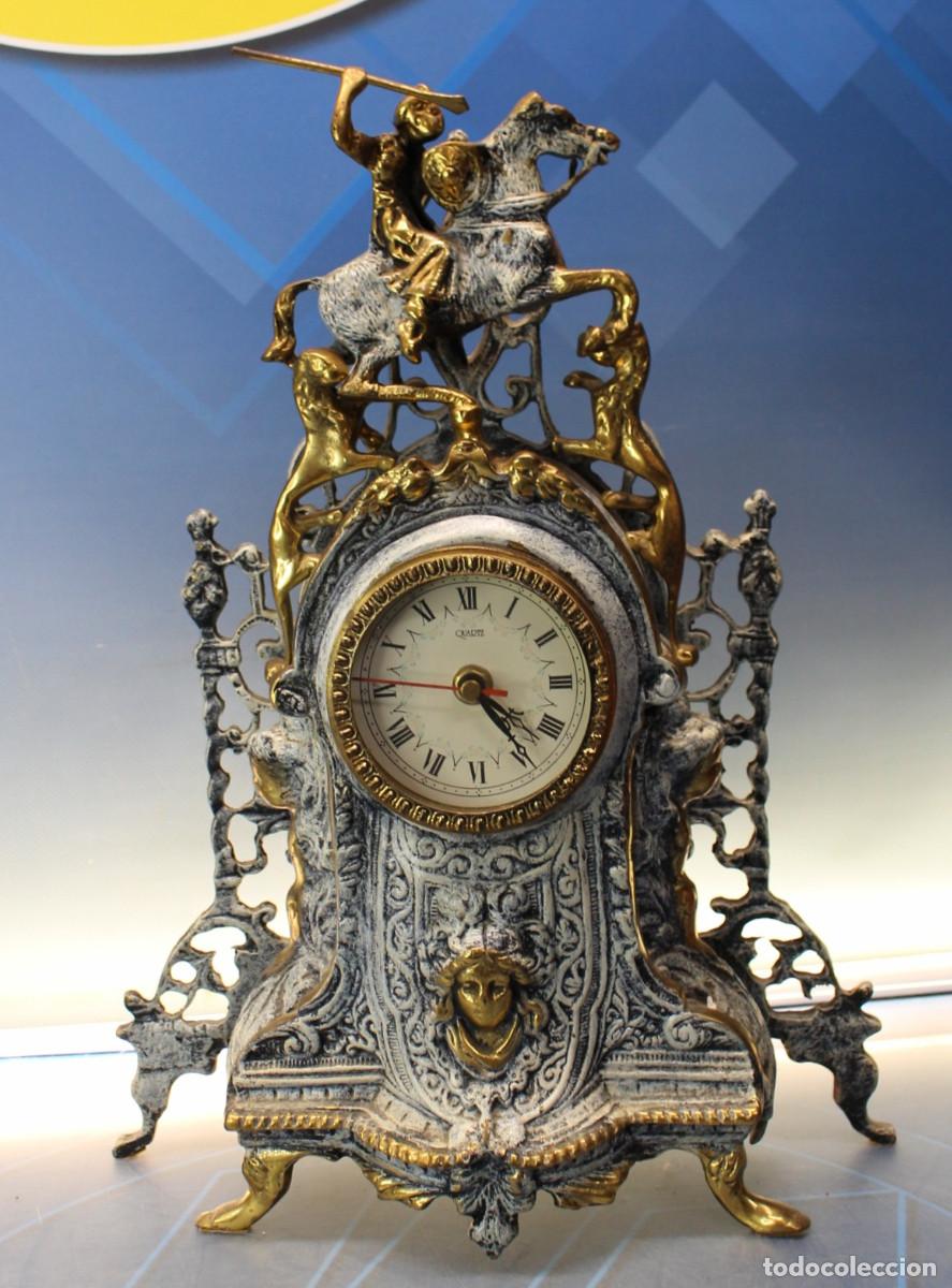 Vintage: Reloj de bronce con p&aacute;tina azul. Guerrero con lanza a caballo y leones.