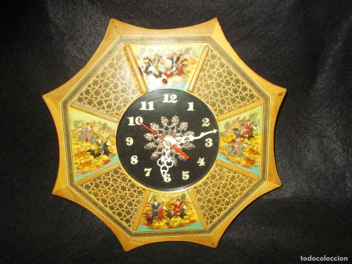 Vintage: Antiguo RELOJ PERSA Khatam Kari de MADERA Para Pared. 32 cm di&aacute;metro. Persia Vintage