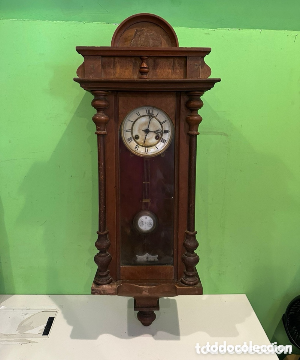 Vintage: Reloj de pared de p&eacute;ndulo antiguo en madera maciza &ndash; Finales del siglo XIX / Principios del siglo XX