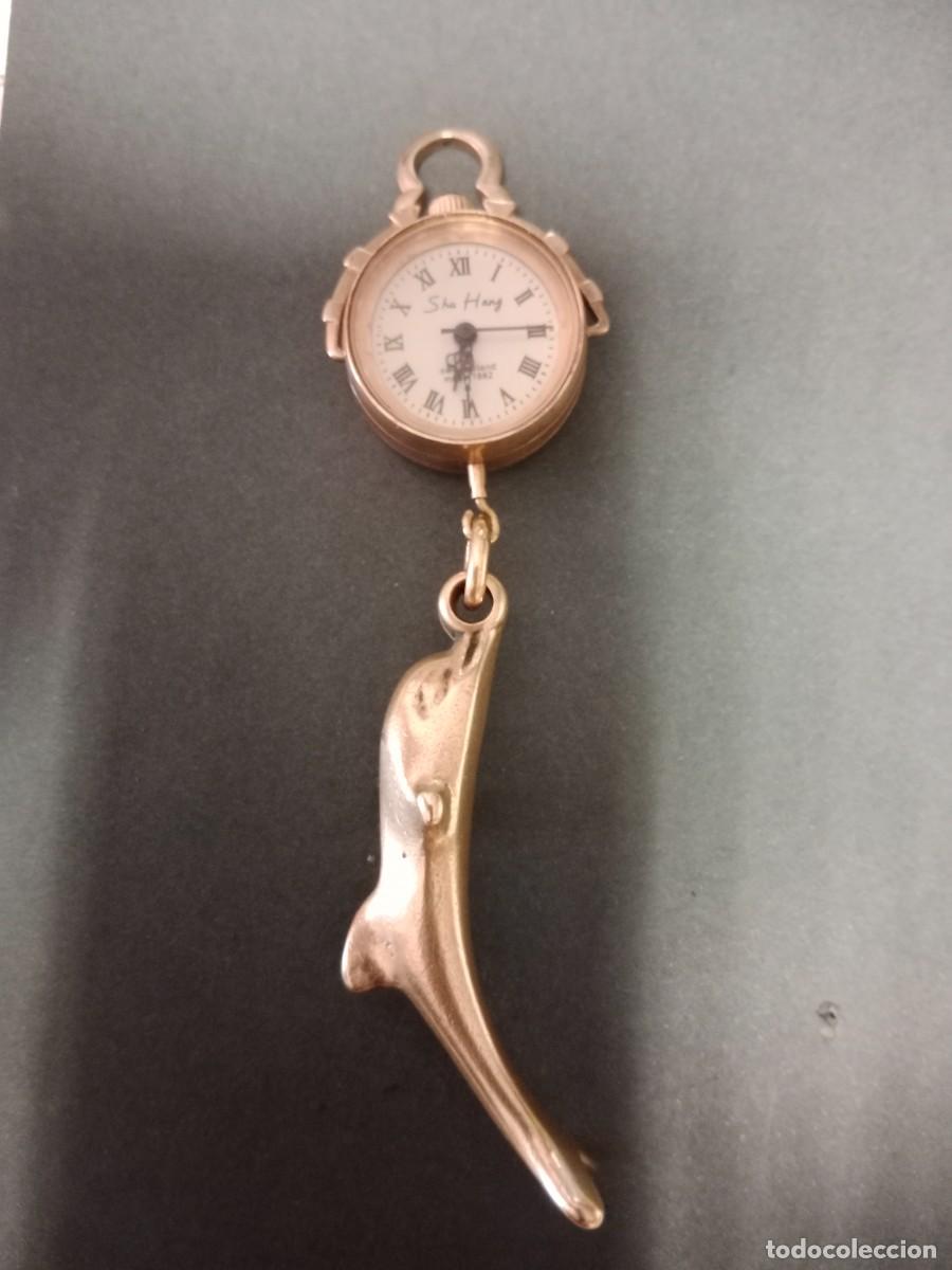 Vintage: RARO RELOJ COLGANTE CON DELFIN - SHU HANG - CARGA MANUAL - MAQUINARIA VISTA - NO FUNCIONA