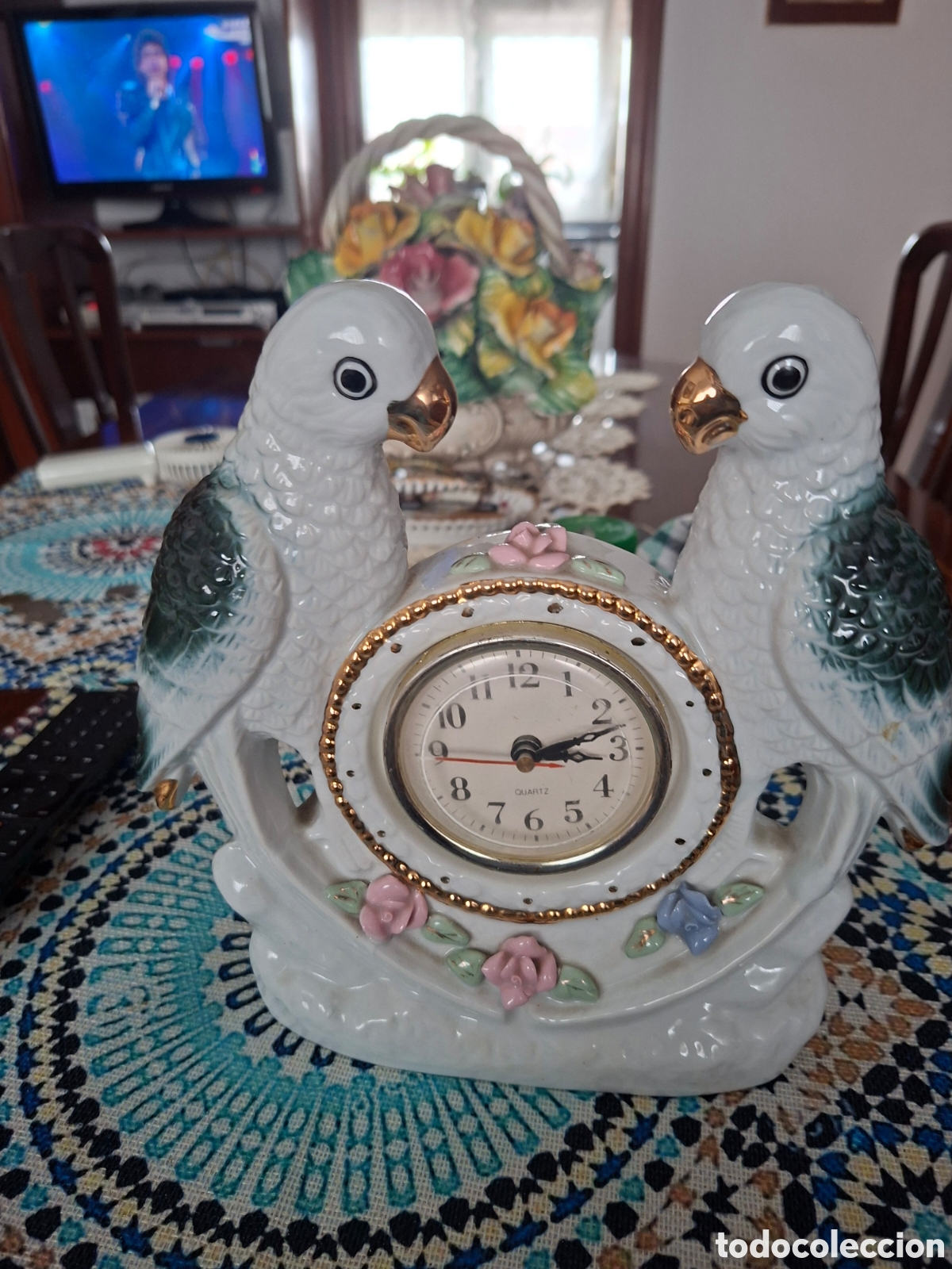 Vintage: Reloj de ceramica compuesta por la esfera de reloj sujetador en ambos lados por unos loritos