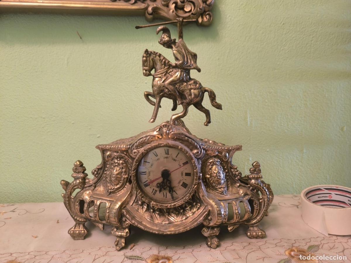 Vintage: Este reloj de chimenea vintage est&aacute; fabricado en bronce dorado.