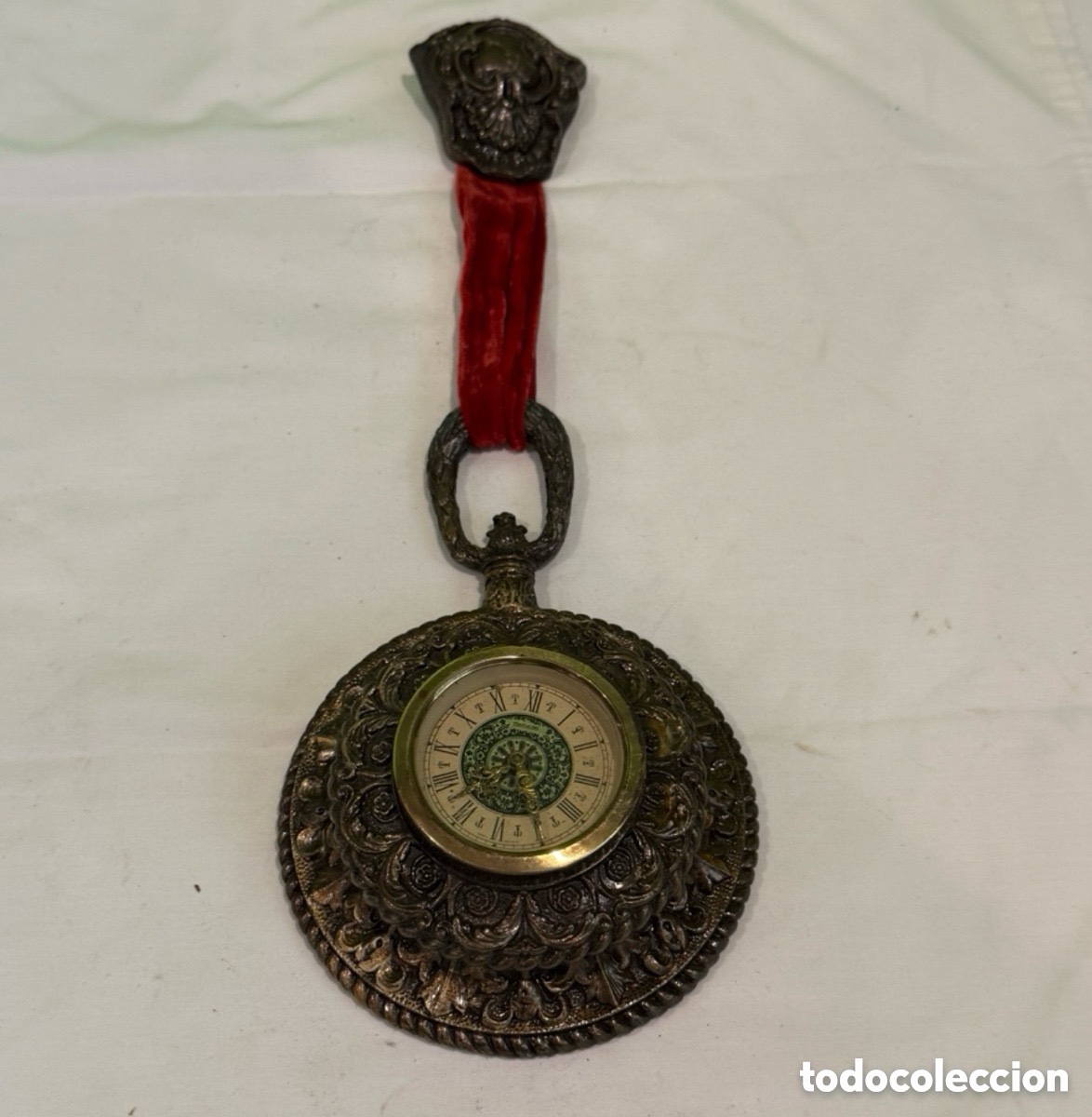 Vintage: Antiguo reloj colgante met&aacute;lico Mercedes decorado estilo barroco vintage