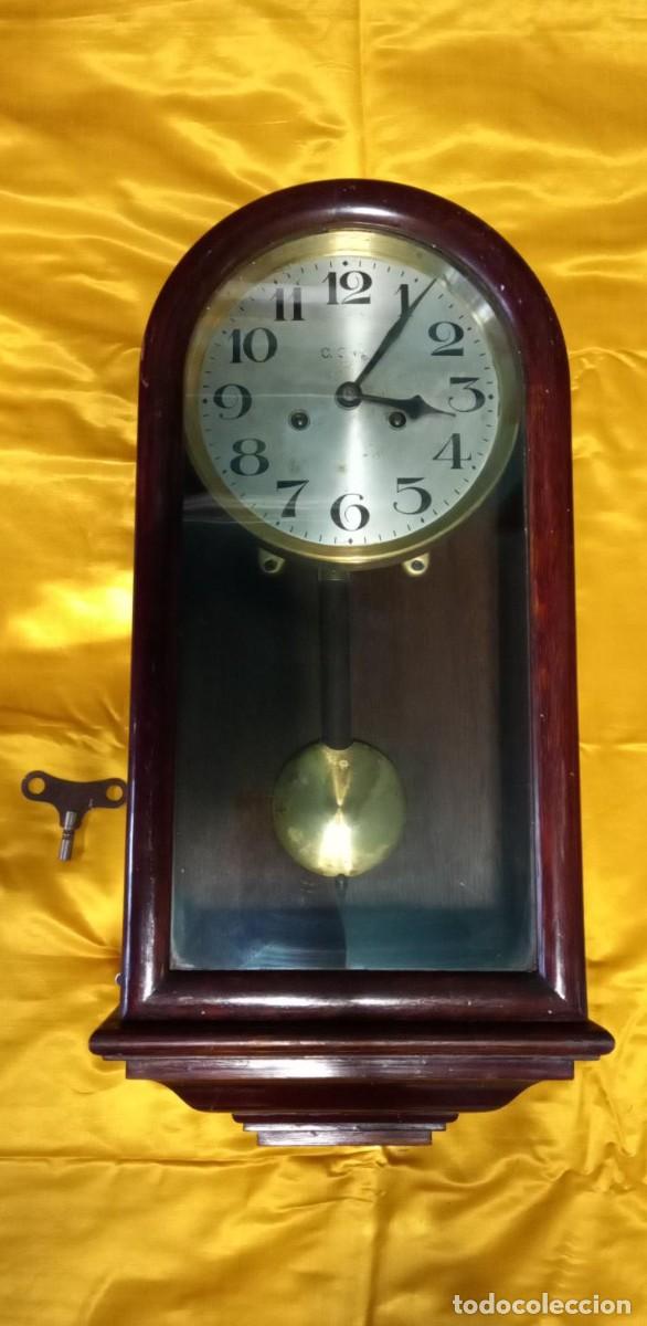 Vintage: Reloj antiguo con soner&iacute;a en madera tropical