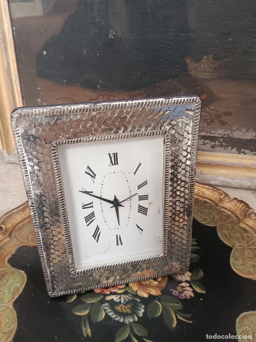 Vintage: reloj de mesa presenta un marco de plata de ley 925 con un acabado martillado y n&uacute;meros romanos en l