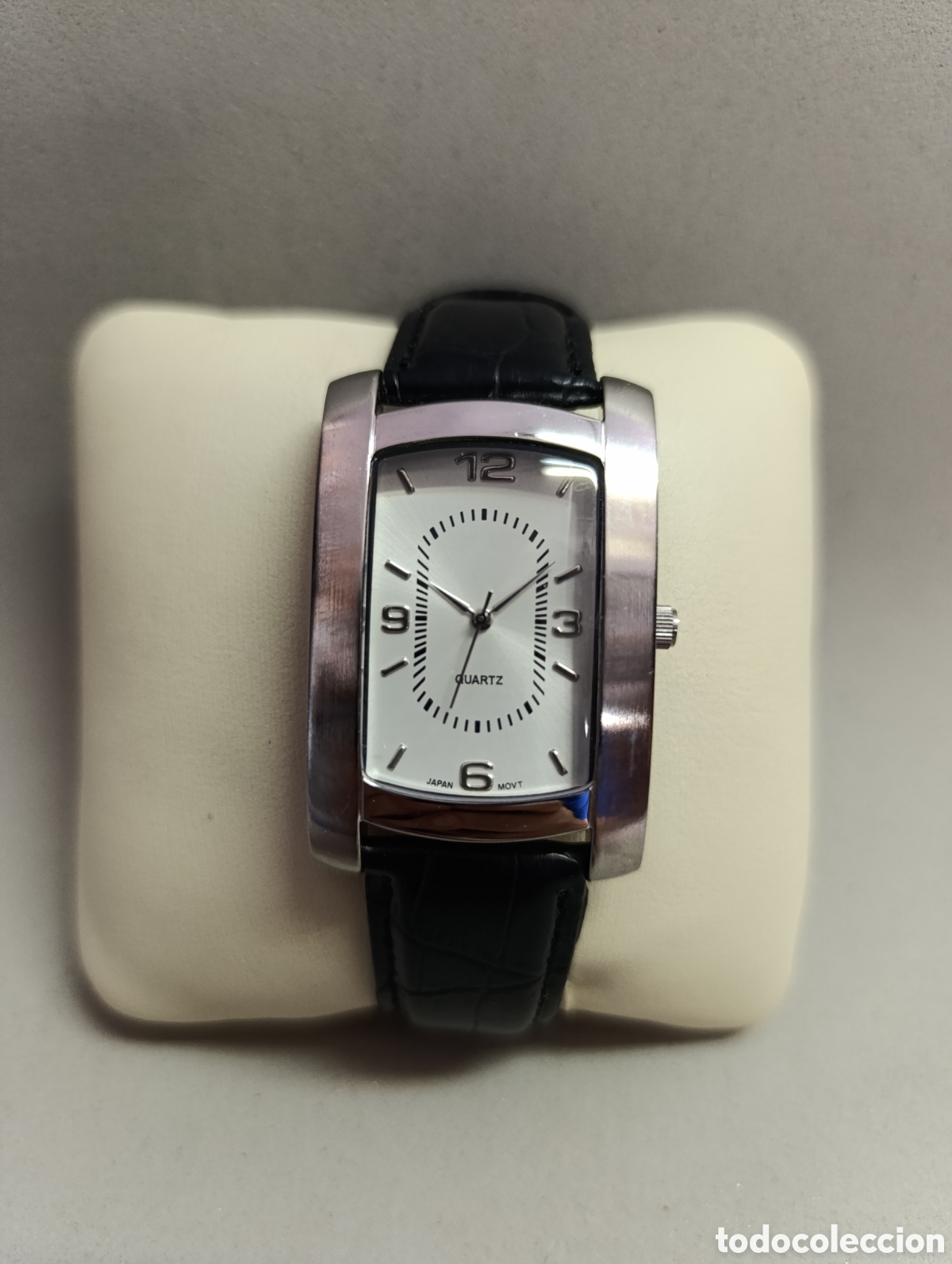 Vintage: RELOJ QUARTZ JAPAN MOVT. CAJA Y ESFERA CUADRADA EN COLOR PLATEADO. CORREA NEGRA