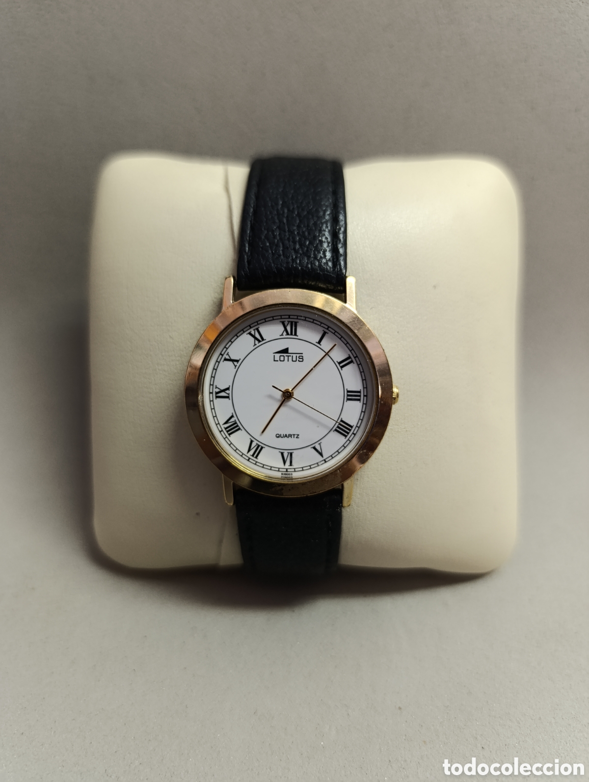 Vintage: RELOJ DE PULSERA LOTUS, CABALLERO. QUARTZ. CAJA DORADA, ESFERA BLANCA Y CORREA DE CUERO NEGRA.