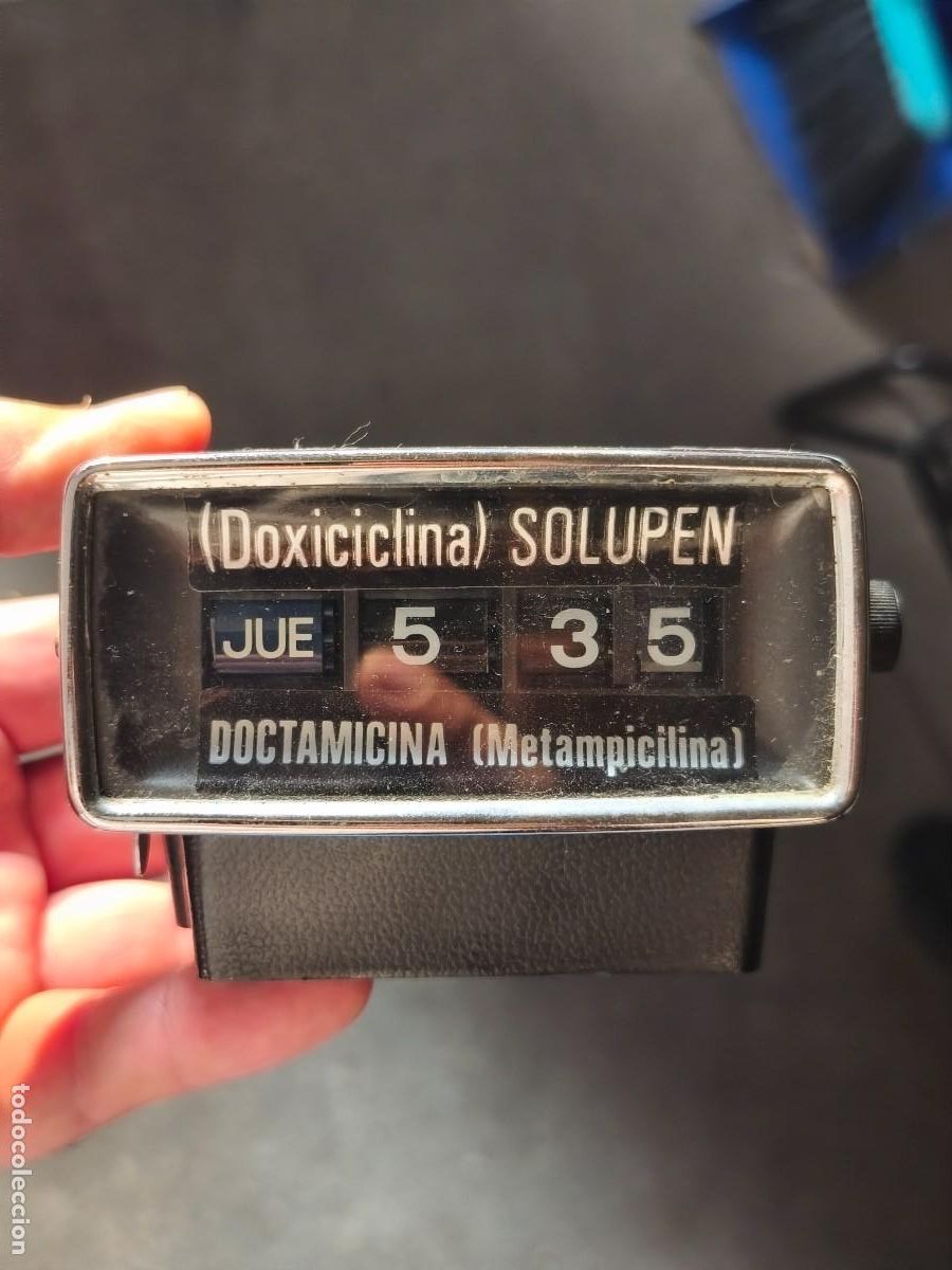 Vintage: Reloj y calendario de consulta m&eacute;dica . sobremesa . vintage. Funcionando