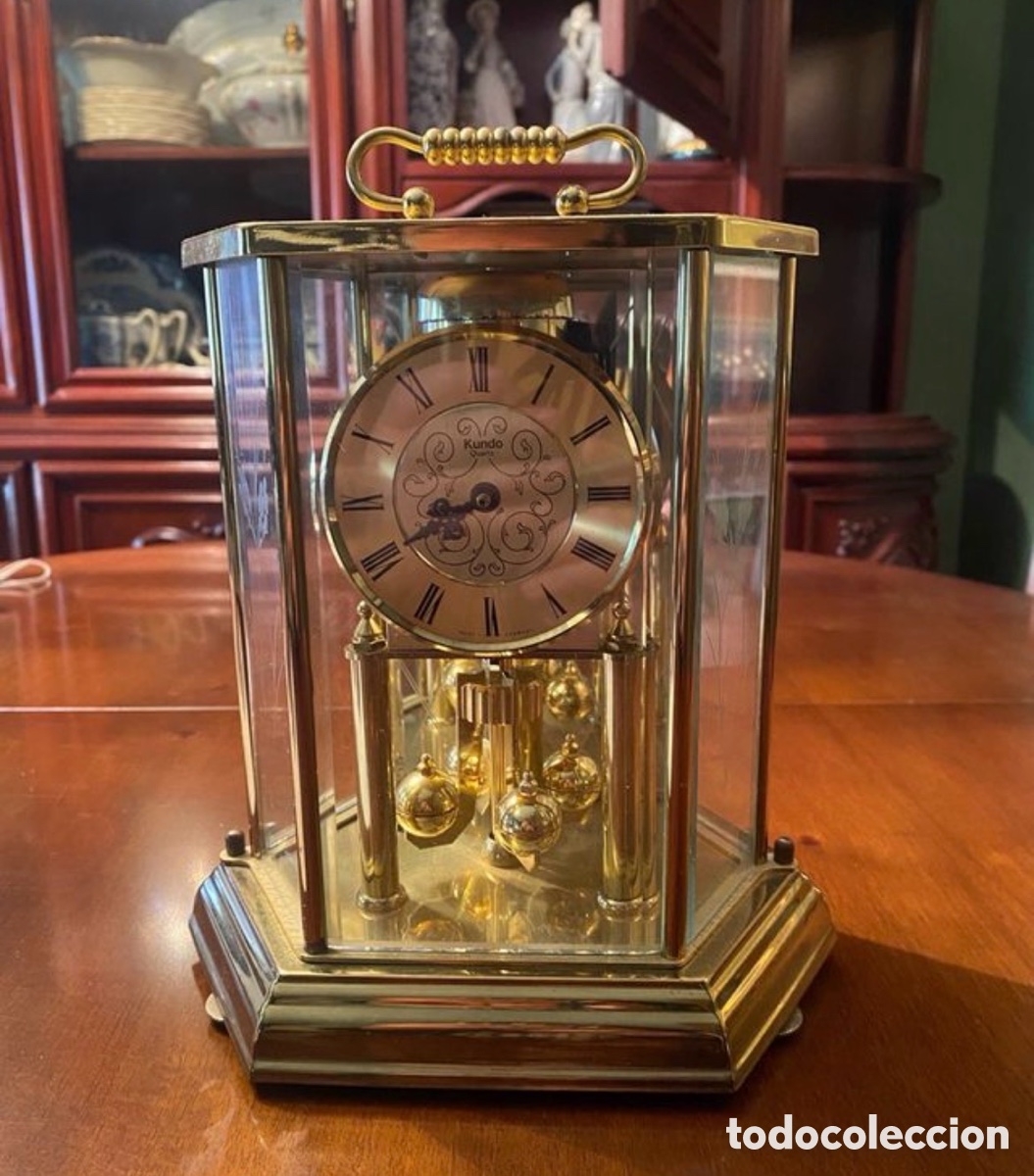 Vintage: Reloj de Mesa Kundo Quartz Vintage - Caja Hexagonal Lat&oacute;n y Cristal Biselado - P&eacute;ndulo