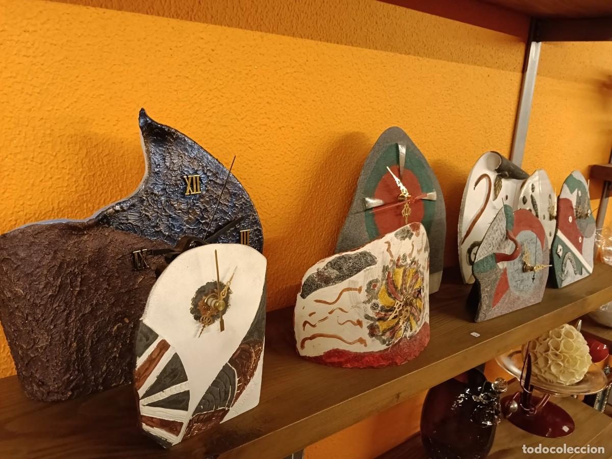 Vintage: Relojes artesanales de cer&aacute;mica pintada