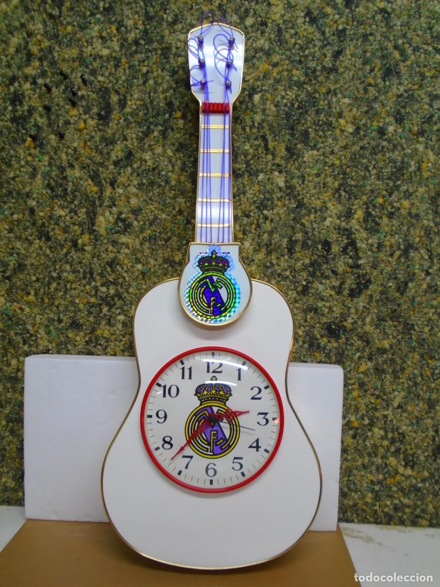 Vintage: GUITARRA/RELOJ DEL REAL MADRID,A&Ntilde;OS 80,FUNCIONA.77 CM DE ALTO.
