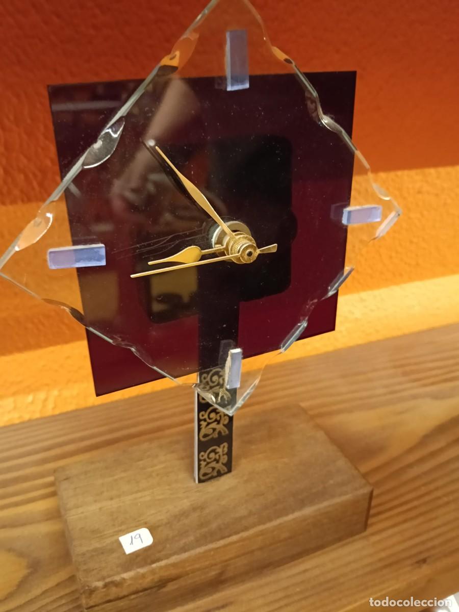 Vintage: Reloj artesanal de vidrio sobre base de madera