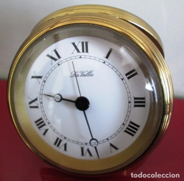 Vintage: Orologio da comodino La Valle con bordo in ottone dorato e facciata in vetro bombato.