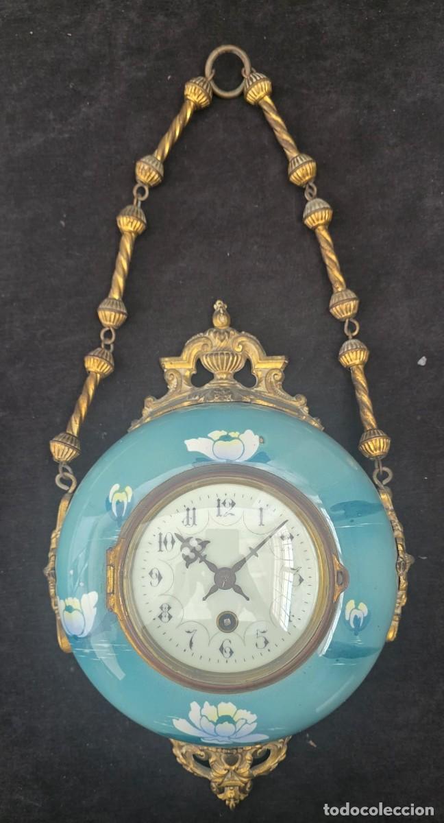 Vintage: Antiguo Reloj de Pared Modernista G. Cuspinera Barcelona &ndash; Cer&aacute;mica Azul Floral &ndash; Cadena de Bronce