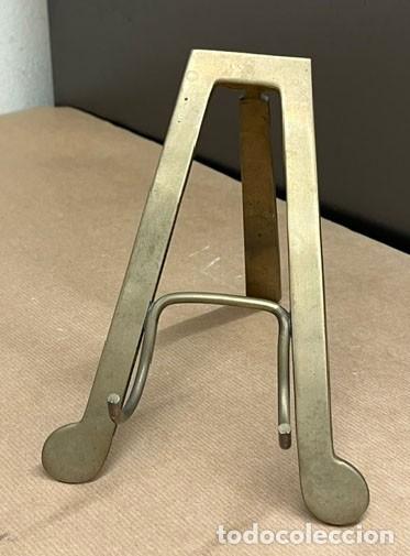Vintage: Reloj de laton con soporte - Foto 2