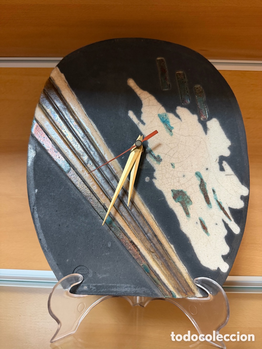 Vintage: Reloj de pared artesanal en cer&aacute;mica de estudio con dise&ntilde;o abstracto.