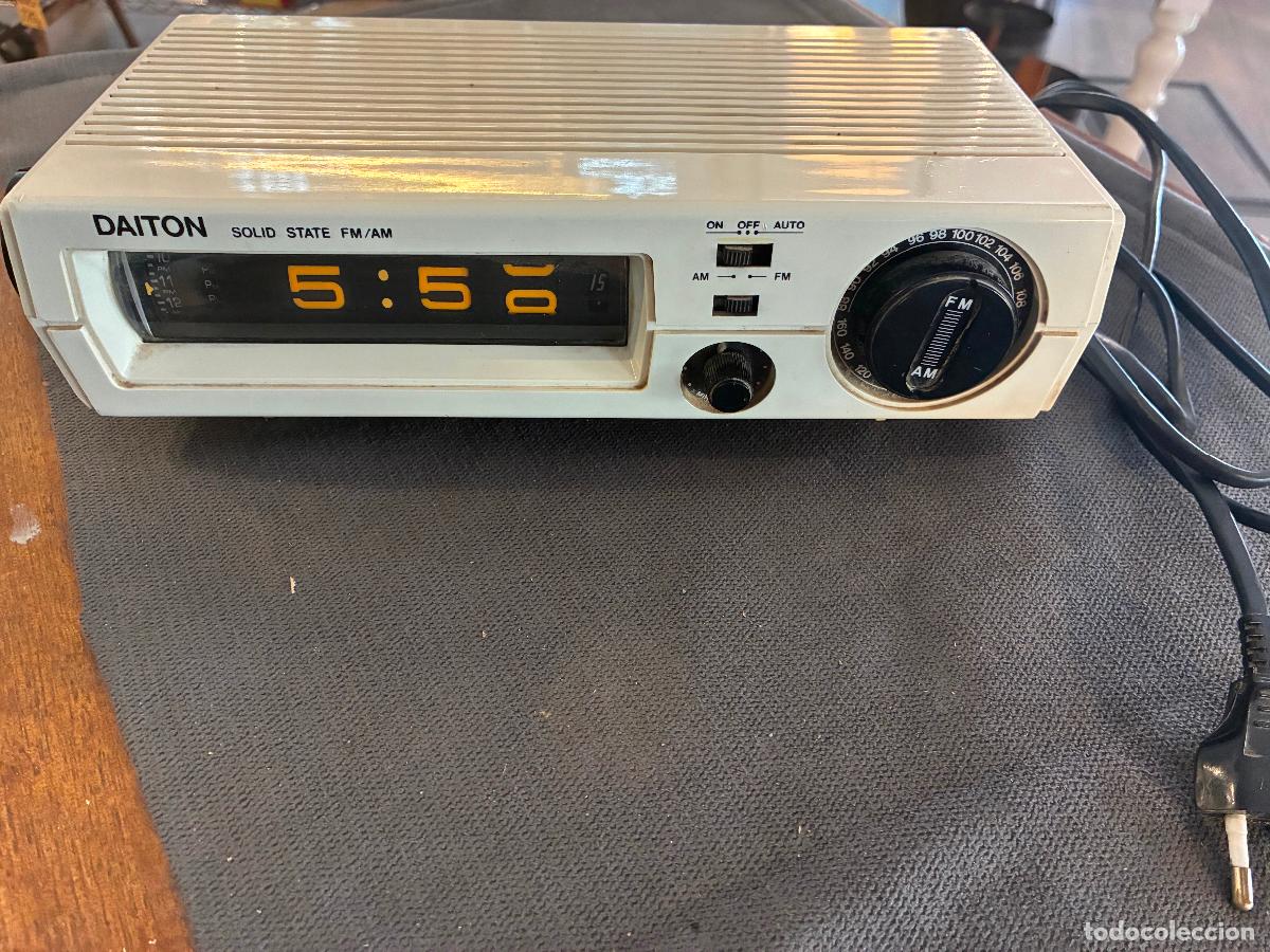 Vintage: Radio reloj vintage retro marca Daiton NO DT 101 hora y segundero van girando se escucha la radio