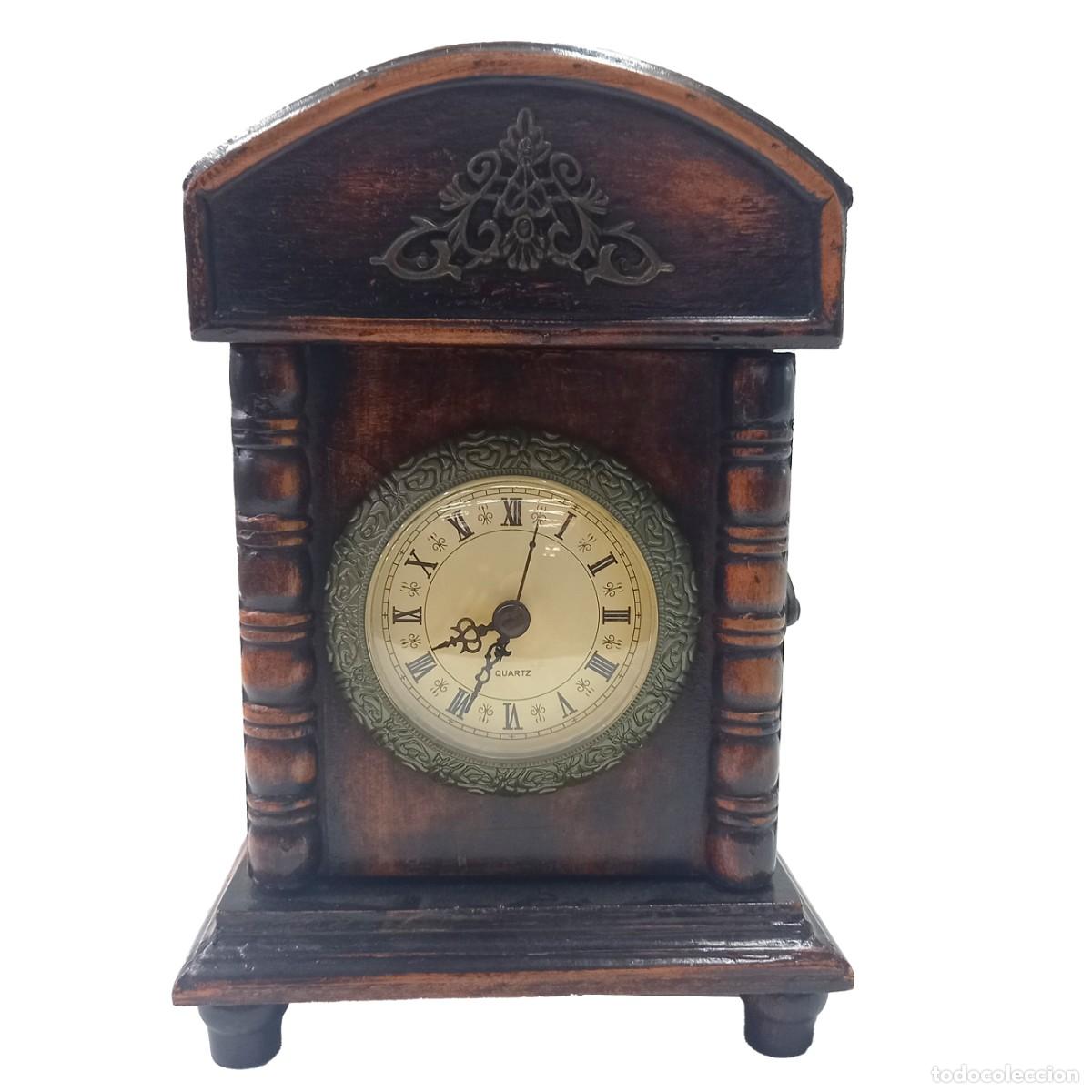 Vintage: Reloj de sobremesa Cuarzo en madera.