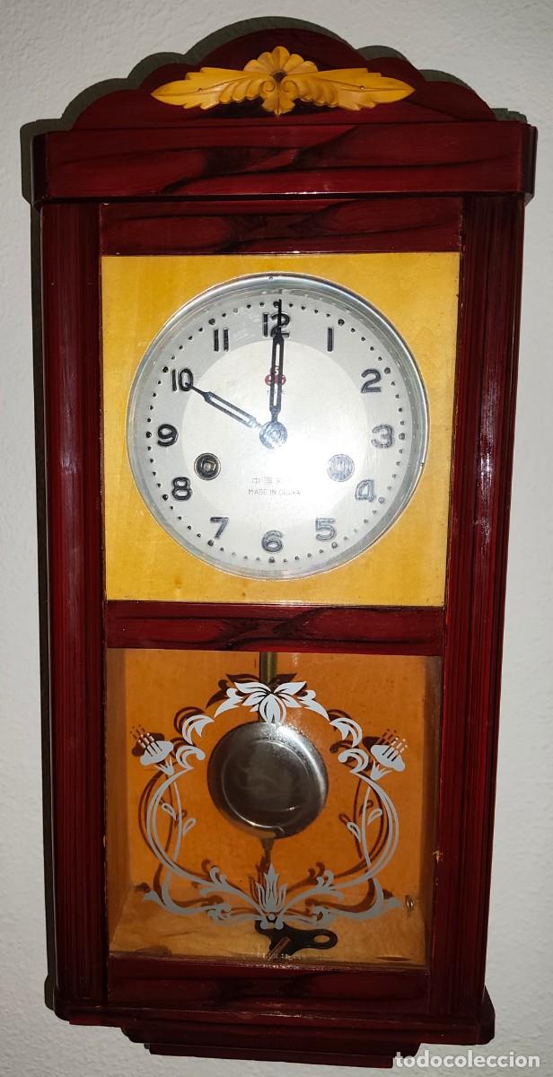 Vintage: RELOJ DE PARED AVERIADO VINTAGE MEC&Aacute;NICO DE CUERDA CON P&Eacute;NDULO DE LA MARCA 555 (SHANGAI, CHINA)