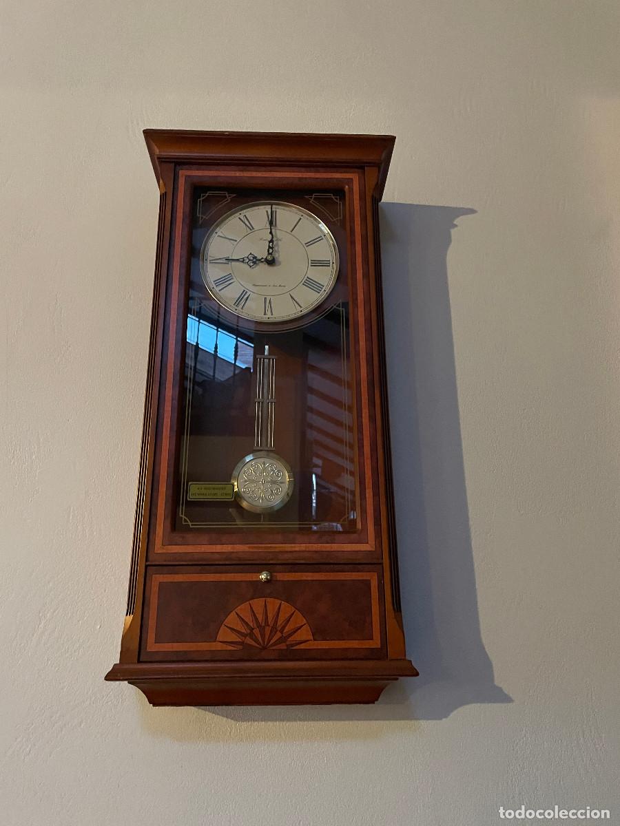 Vintage: Reloj de pared clasico de madera con pendulo grabado