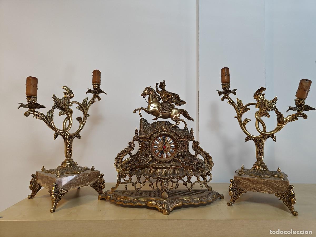 Vintage: Lote reloj decorativo y dos candelabros, bronce y m&aacute;rmol