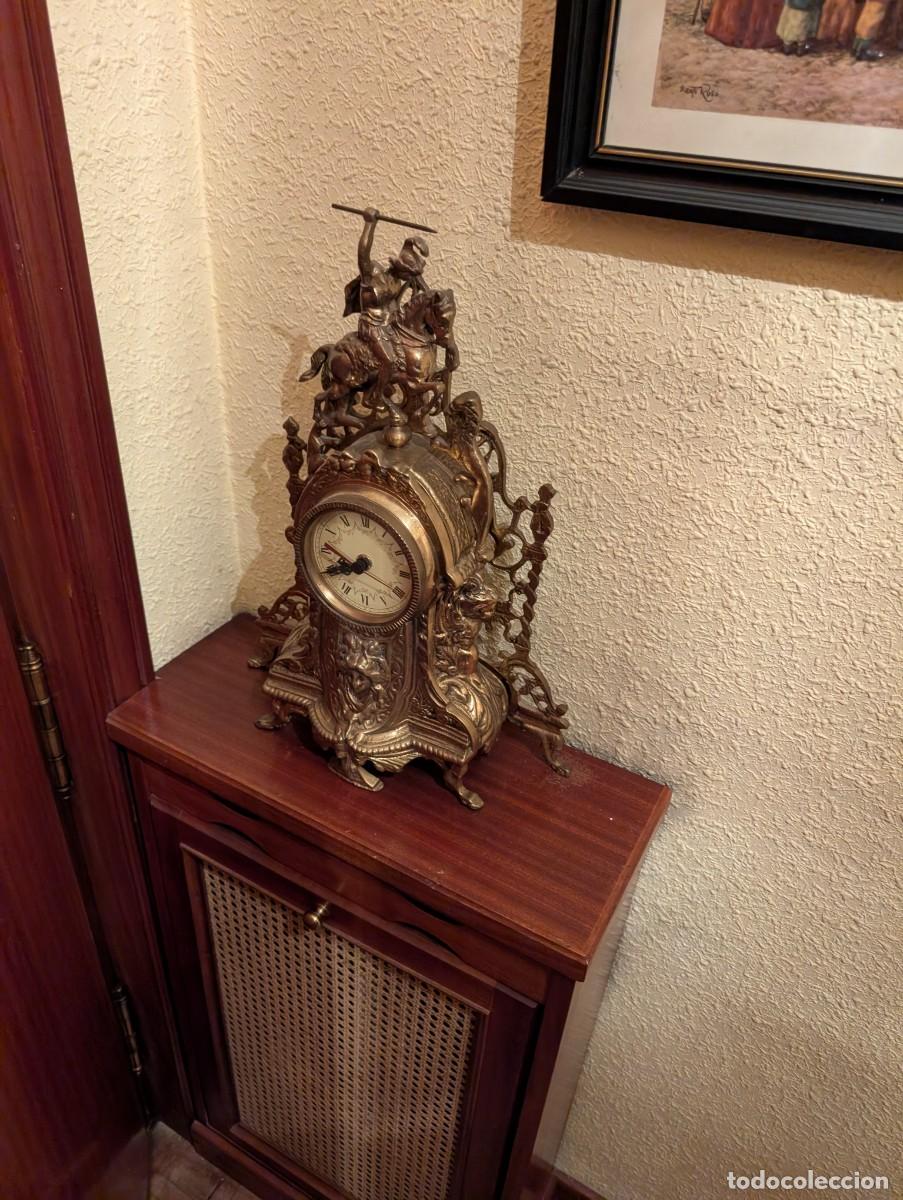 Vintage: Reloj sobre mesa dorado