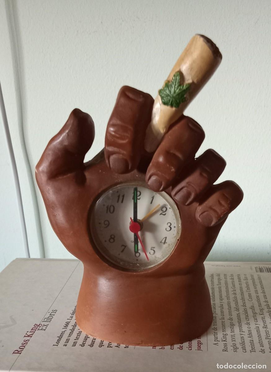 Vintage: reloj sobremesa . vintage. con cigarro de marihuana. 15 cm.