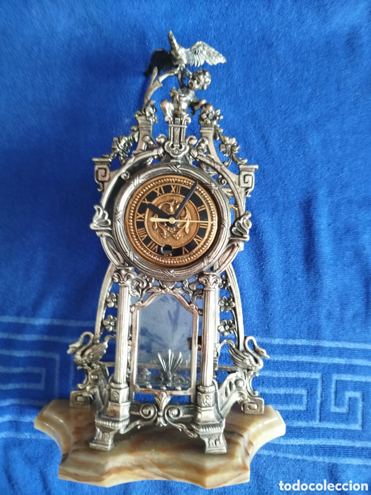 Vintage Watches: Reloj de sobremesa estilo Luis XV de metal plateado sobre m&aacute;rmol, funcionando.