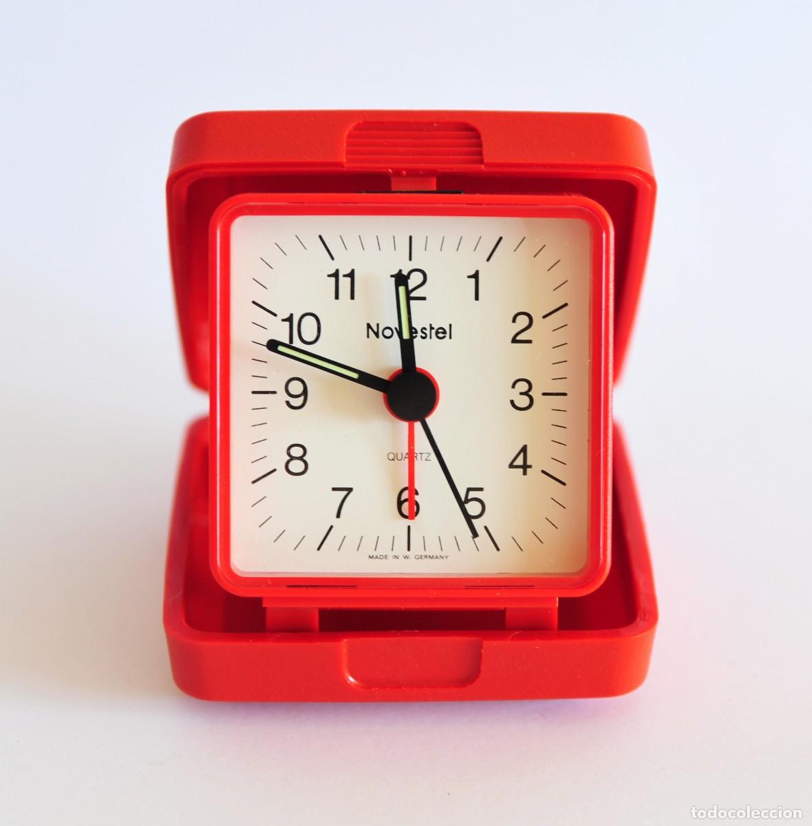 Vintage: Reloj vintage de viaje. Marca Novestel, Made in Germany. Funciona correctamente. De pl&aacute;stico rojo