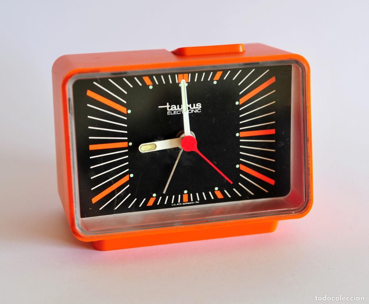 Vintage: Reloj despertador vintage Taurus, Germany. No funciona. Para reparar, decoraci&oacute;n o atrezzo. Original