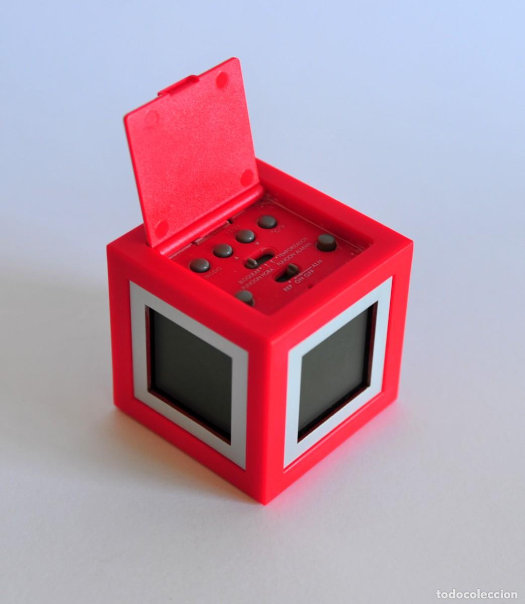 Vintage: Peque&ntilde;o reloj despertador LCD con cuatro caras. Lexon Cubissimo, dise&ntilde;o de Theo Williams. Rojo