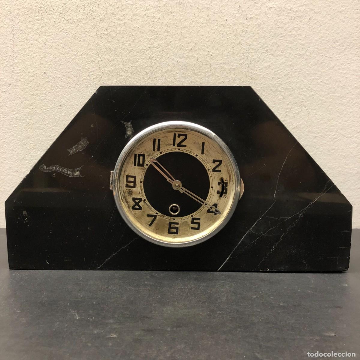 Vintage: PRECIOSO RELOJ ART DEC&Oacute; EN M&Aacute;RMOLES DE COLORES Y CON F&Oacute;SILES - SOBREMESA CON PEANAS / 1145