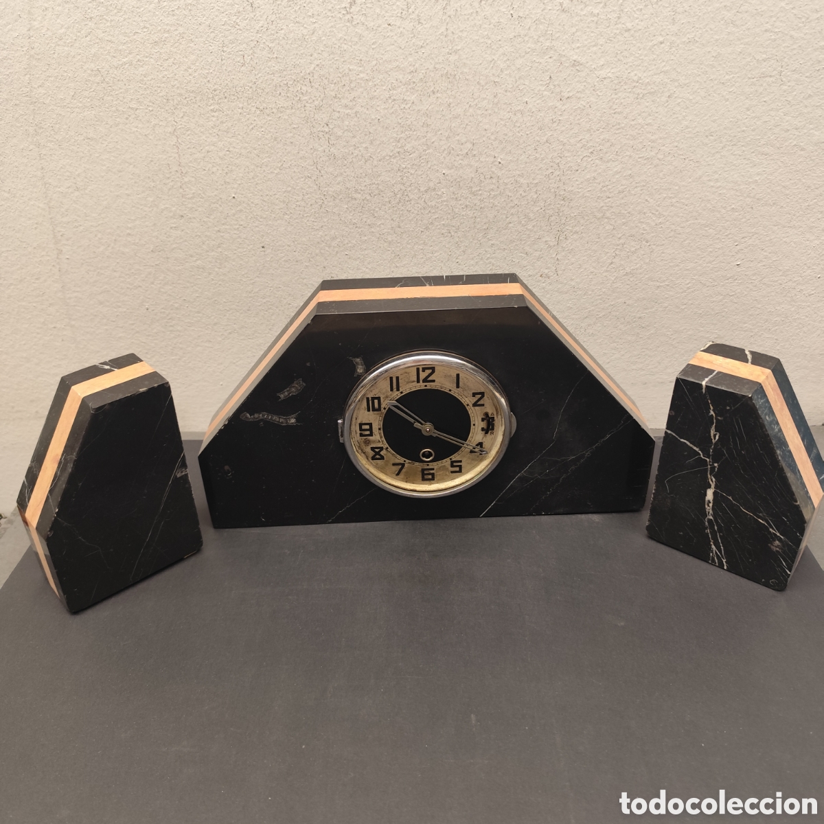 Vintage: PRECIOSO RELOJ ART DEC&Oacute; EN M&Aacute;RMOLES DE COLORES Y CON F&Oacute;SILES - SOBREMESA CON PEANAS / 1145