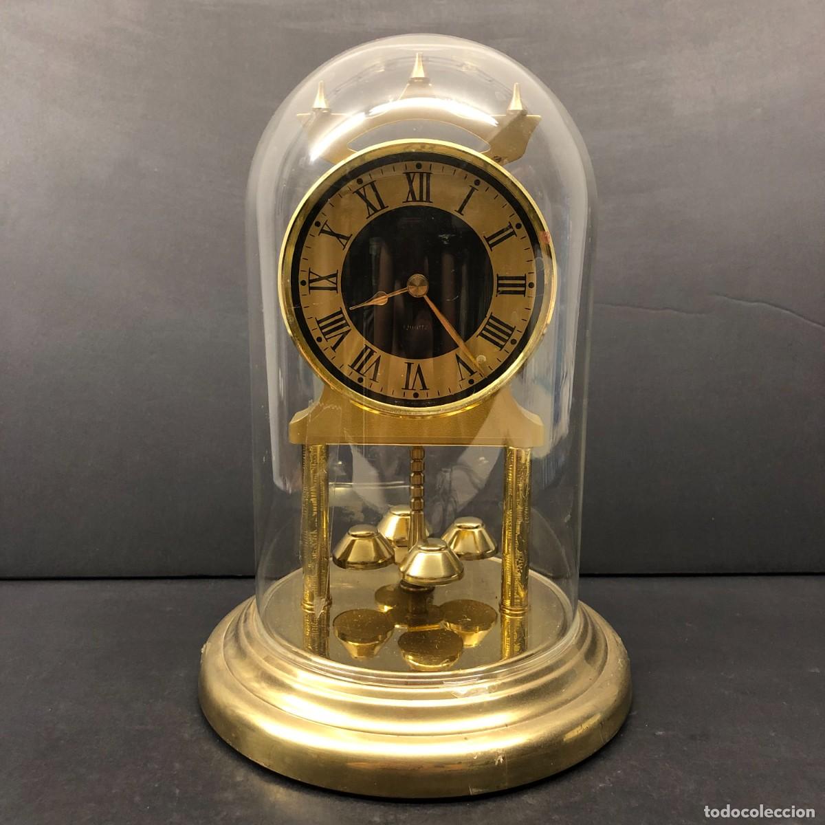Vintage: PRECIOSO RELOJ DE SOBREMESA CON PENDULO GIRATORIO Y CAMPANA CRISTAL - QUARTZ - 23 CM / 6587