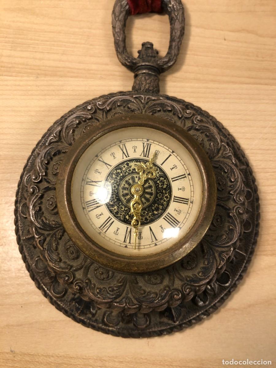 Vintage: Reloj mec&aacute;nico colgante vintage de cuerda manual ornamentado n&uacute;meros romanos