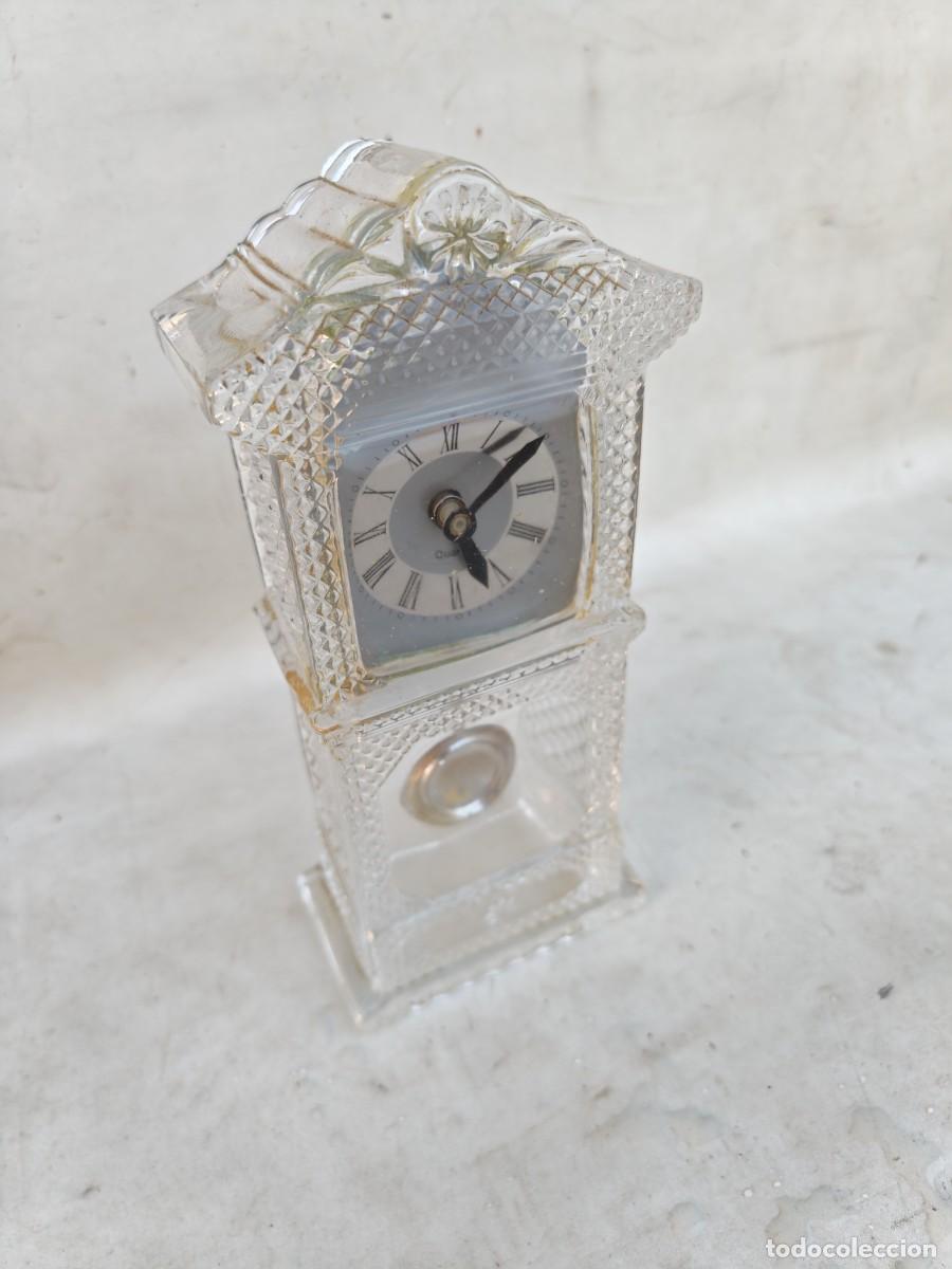 Vintage Uhren: Reloj de p&eacute;ndulo, de cristal, cuarzo, con forma de casa.