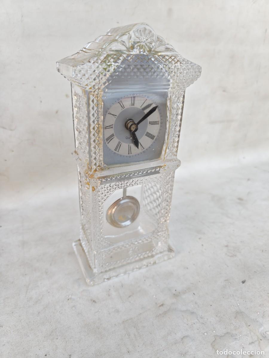 Vintage: Reloj de p&eacute;ndulo, de cristal, cuarzo, con forma de casa. - Foto 2