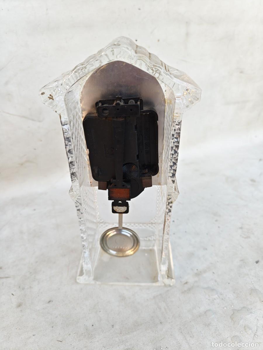 Vintage: Reloj de p&eacute;ndulo, de cristal, cuarzo, con forma de casa. - Foto 4