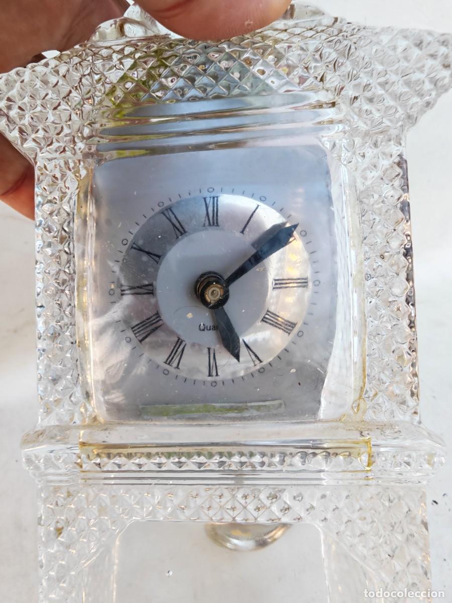 Vintage: Reloj de p&eacute;ndulo, de cristal, cuarzo, con forma de casa. - Foto 5