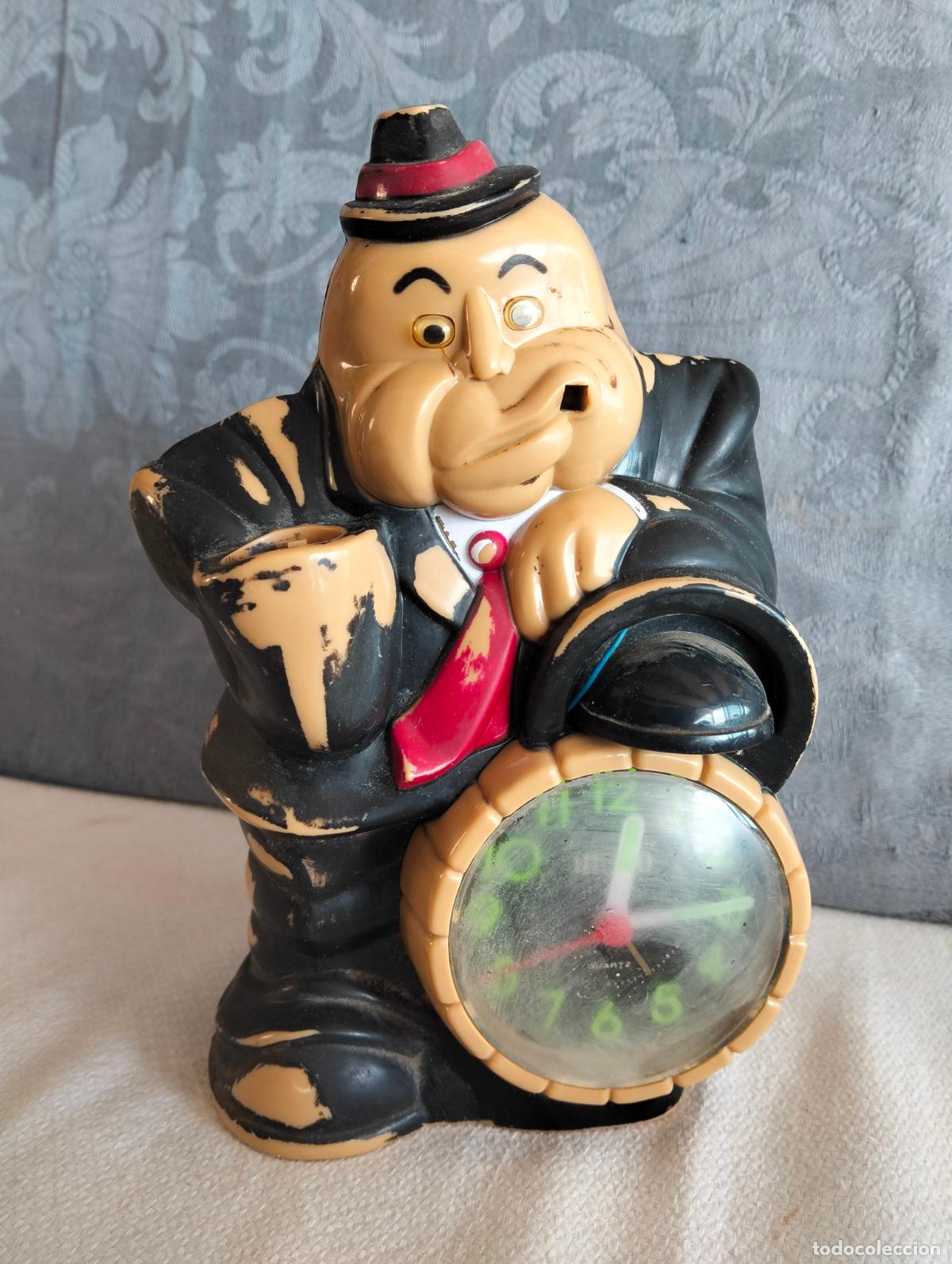Vintage: Antiguo reloj despertador de mafioso vestido con traje negro vintage estilo a&ntilde;os 70