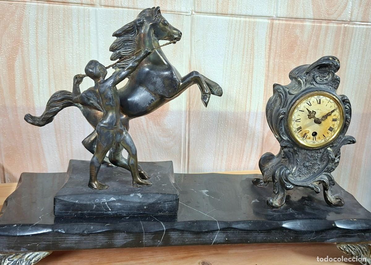 Vintage: Reloj con conjunto escult&oacute;rico, 1920 a 1930, de laton con bronce patinado