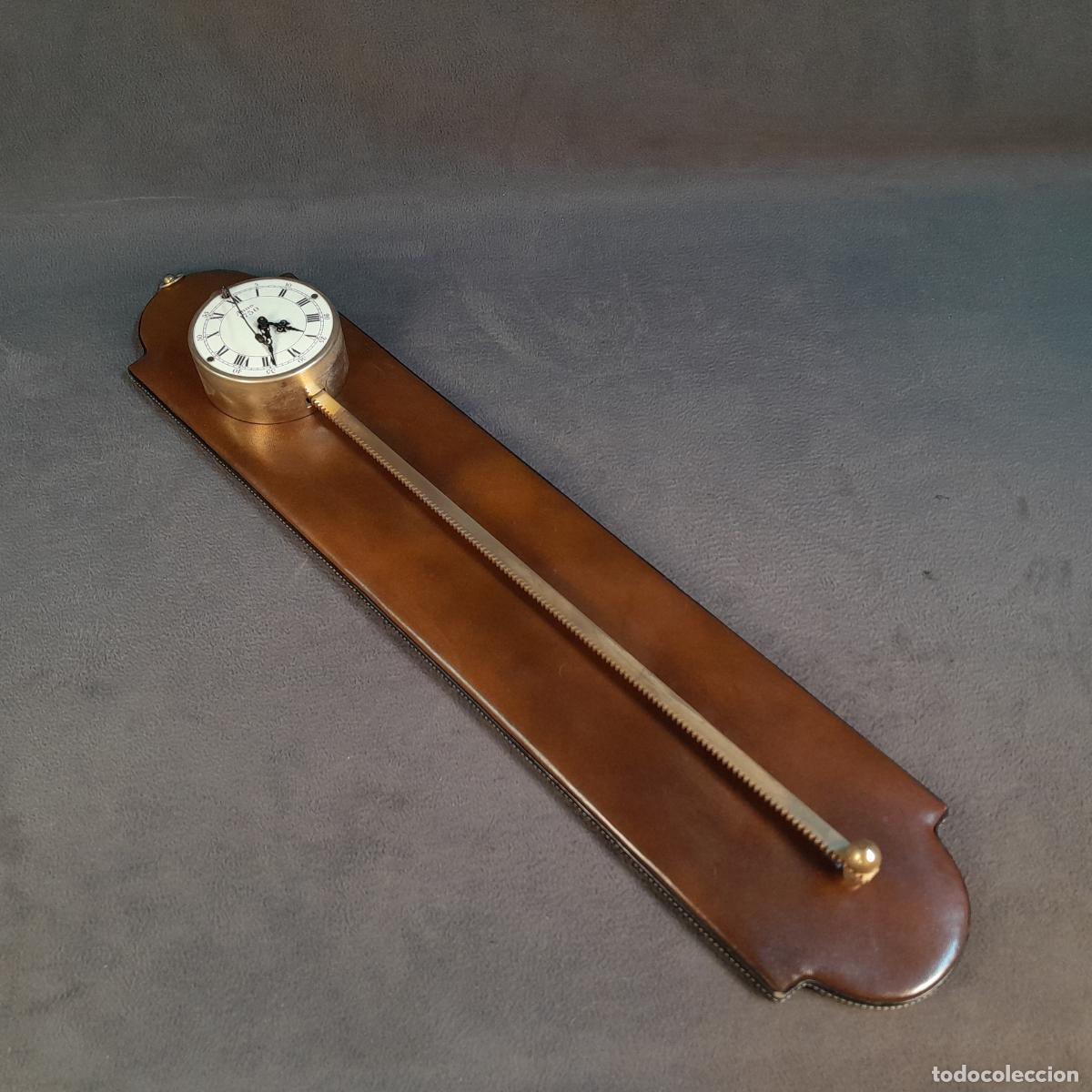 Vintage: RELOJ DE PARED DE CUERPO ALARGADO. CUERO Y LAT&Oacute;N. FINALES DEL S.XX