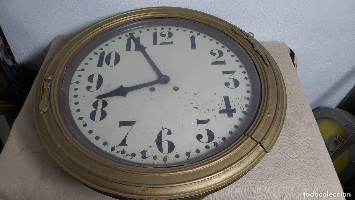Vintage: Antiguo y gran reloj de pared de estacion de tren