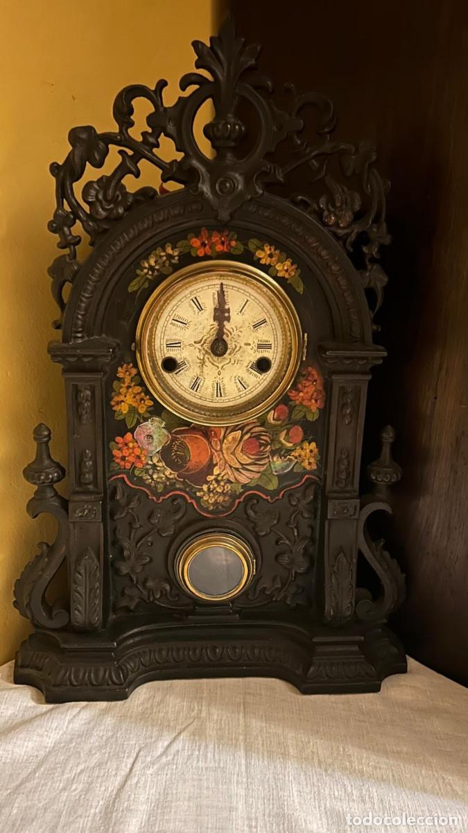 Vintage: Antiguo reloj mec&aacute;nico de sobremesa con p&eacute;ndulo y soner&iacute;a &ndash; s. XIX &ndash; caja tallada y policromada