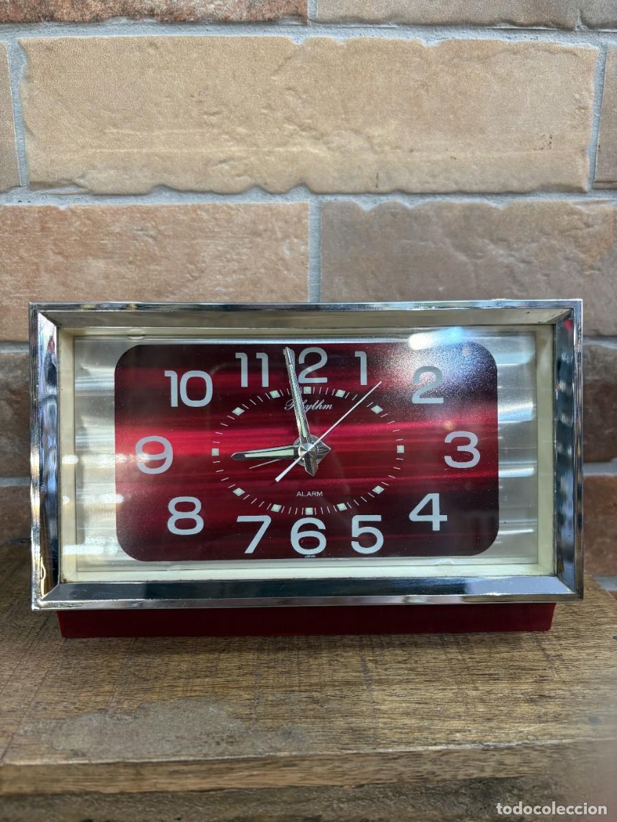 Vintage: Reloj despertador vintage Rhythm rojo y cromado