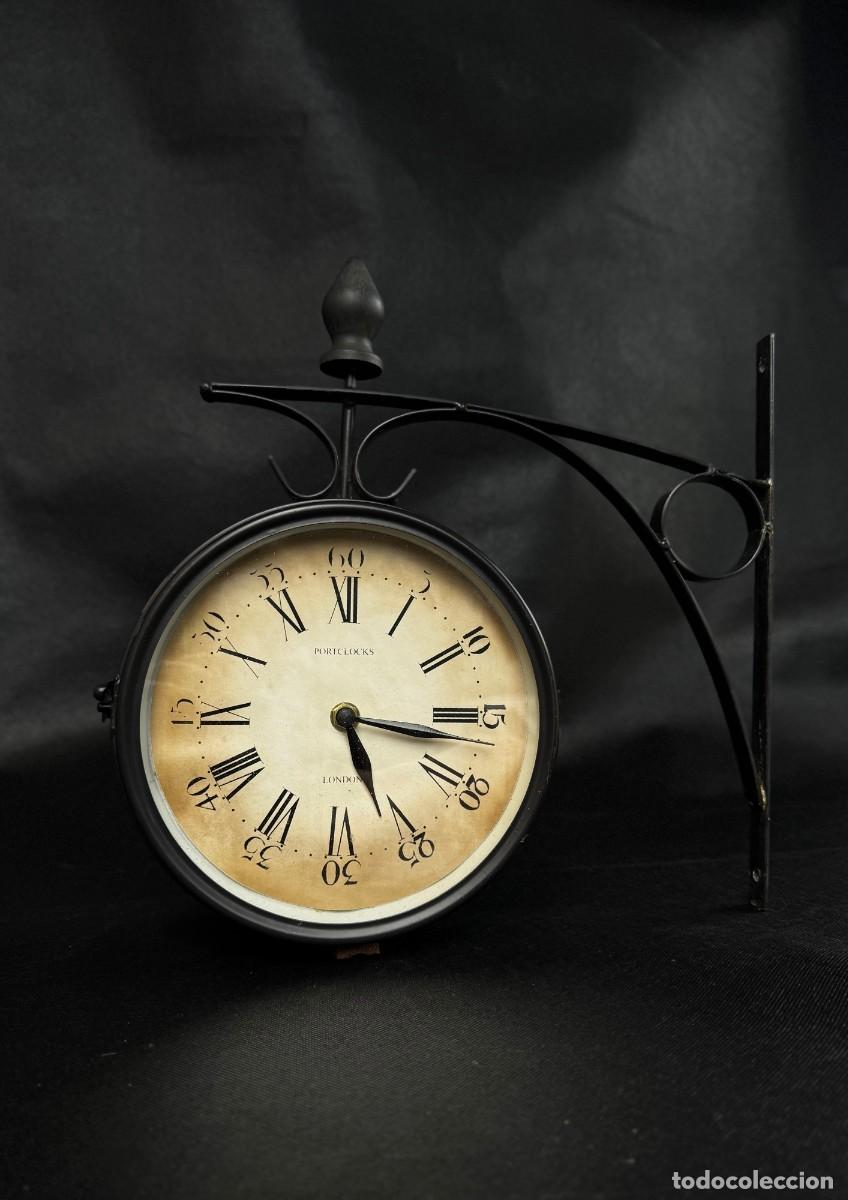 Vintage: Reloj mural vintage doble cara Portclocks London con soporte de hierro decorativo. Estilo ingl&eacute;s